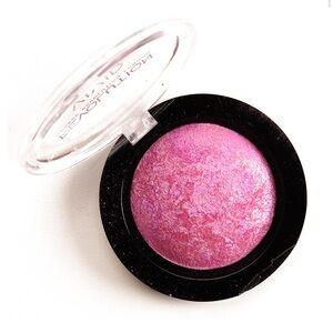 Makeup Revolution Baked Blusher – One for Playing Games (Pink Shimmer)